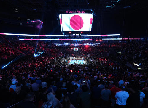 会場で斉唱される君が代（撮影・菅敏）