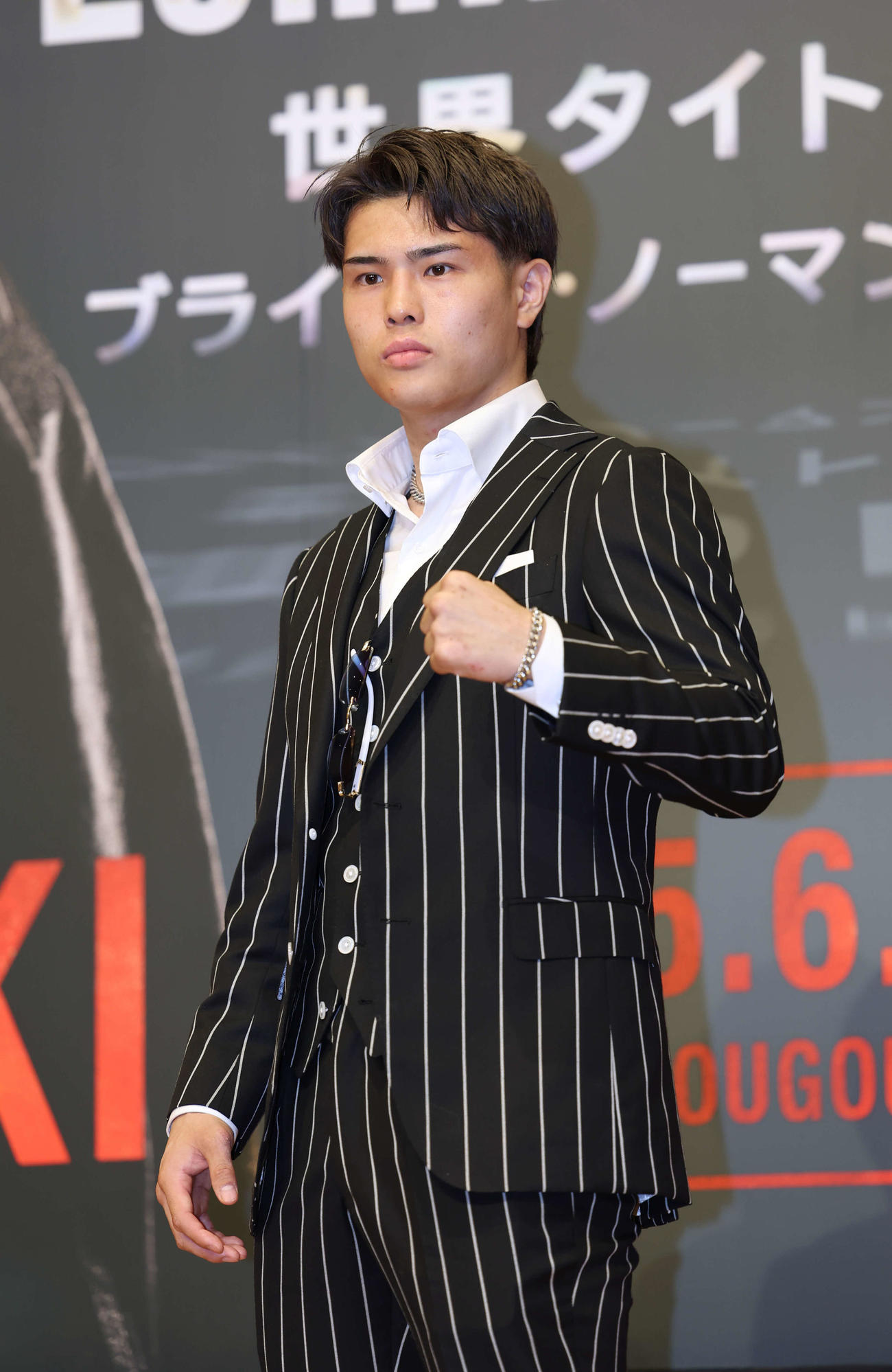 記者会見のフォトセッションでガッツポーズをするWBO世界ウエルター級2位　佐々木（撮影・増田悦実）