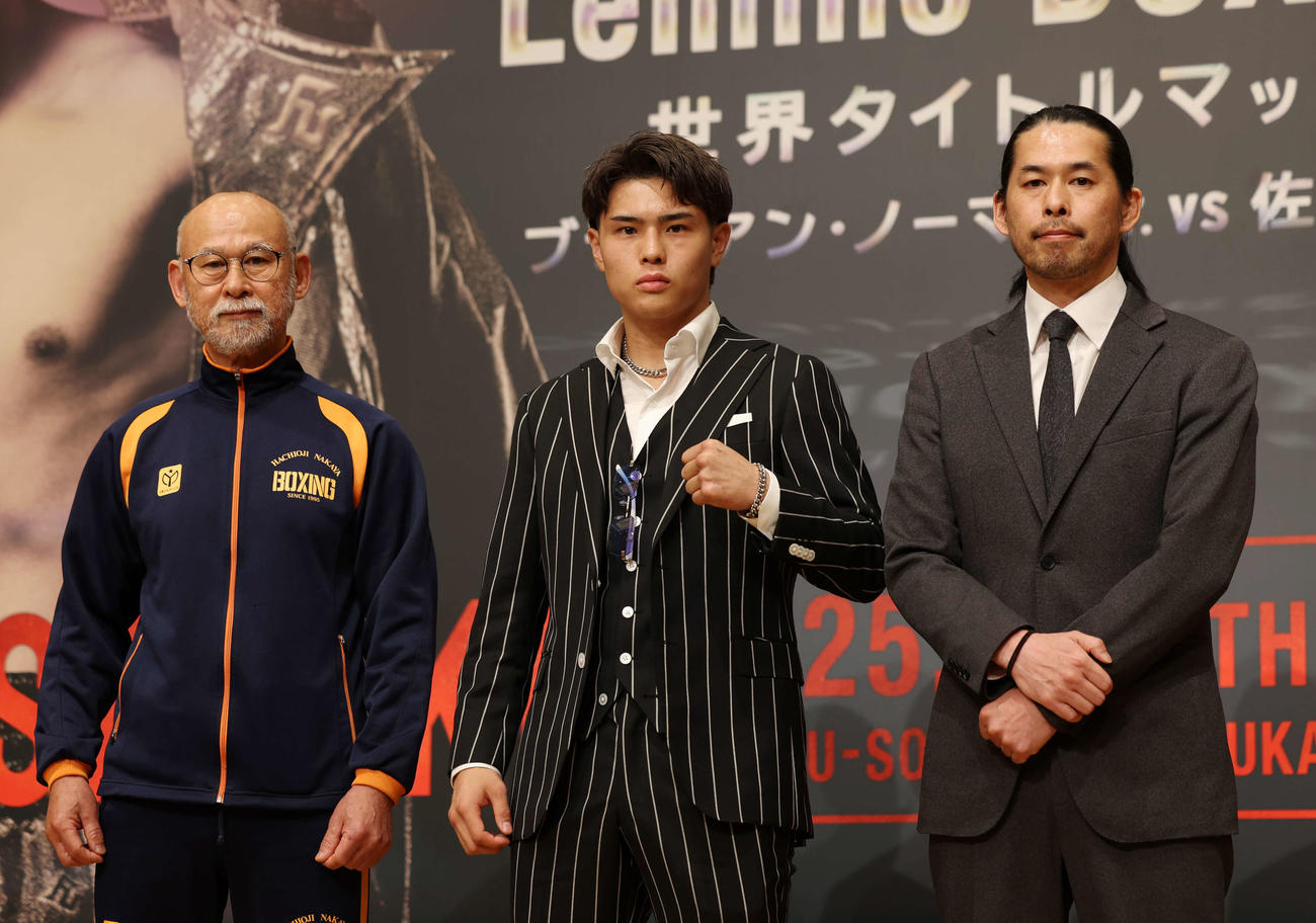 記者会見のフォトセッションで目線を向ける左から、中屋トレーナー、WBO世界ウエルター級2位　佐々木、中屋一会長（撮影・増田悦実）