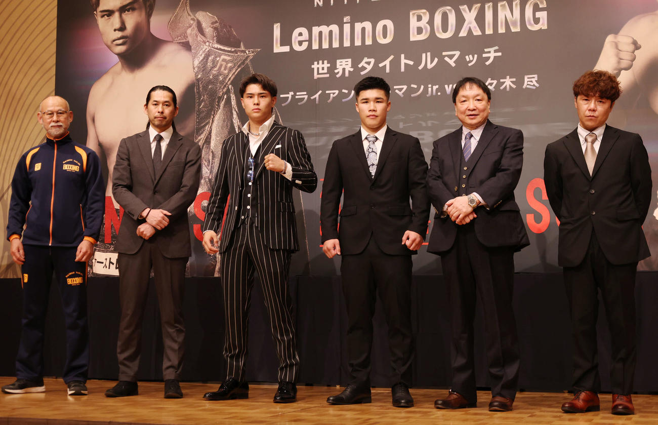 記者会見のフォトセッションで目線を向ける左から、中屋トレーナー、中屋一会長、ウエルター級2位佐々木、ウエルター級8位田中空、大橋会長、田中強トレーナー（撮影・増田悦実）