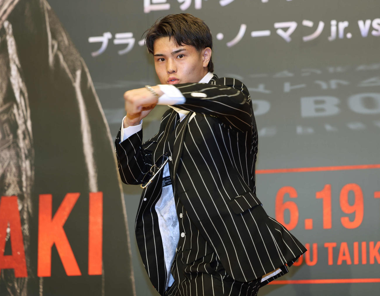 記者会見のフォトセッションで、パンチを見せるWBO世界ウエルター級2位　佐々木（撮影・増田悦実）