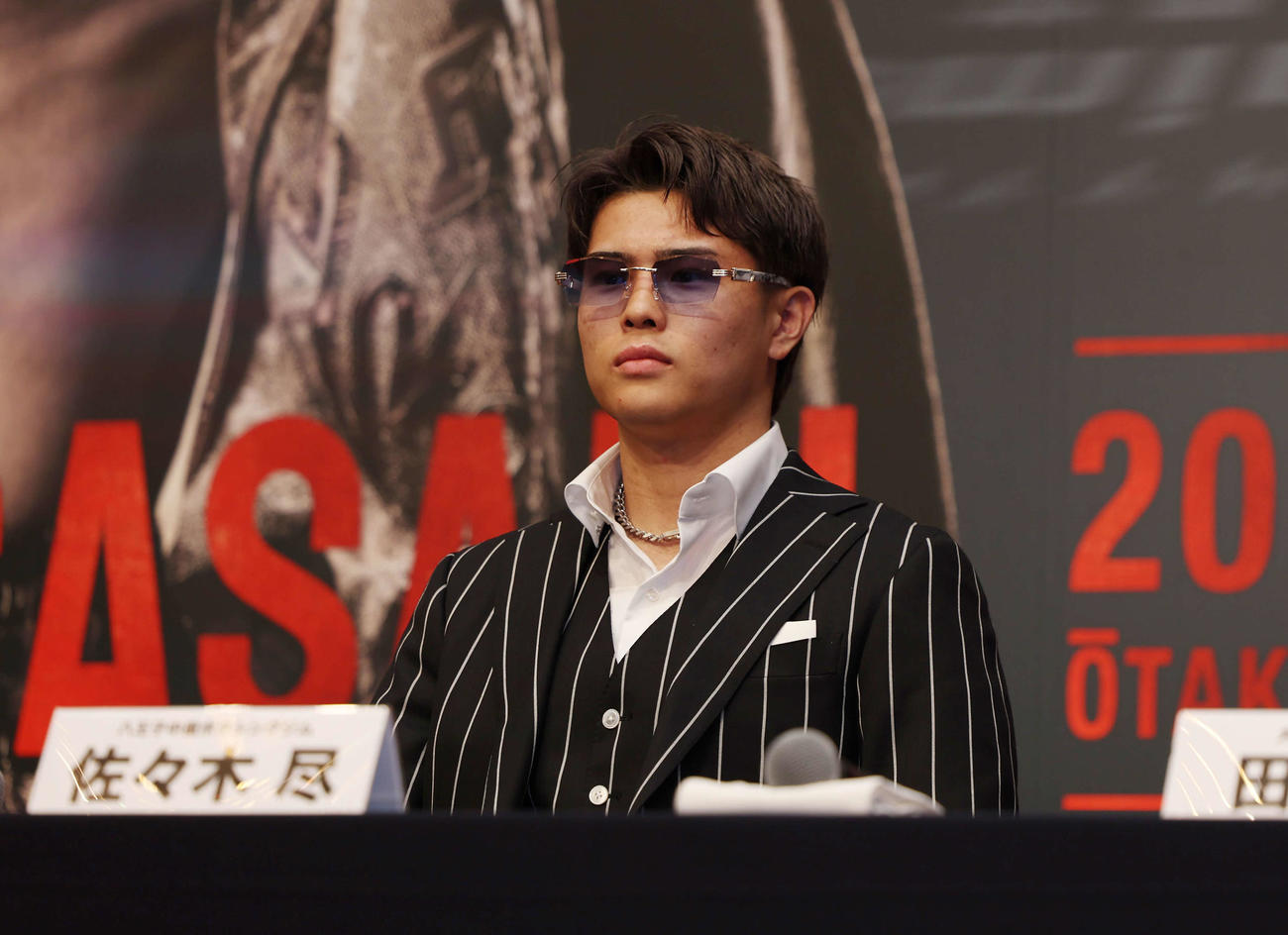 記者会見にサングラスをつけて登場したWBO世界ウエルター級2位　佐々木（撮影・増田悦実）