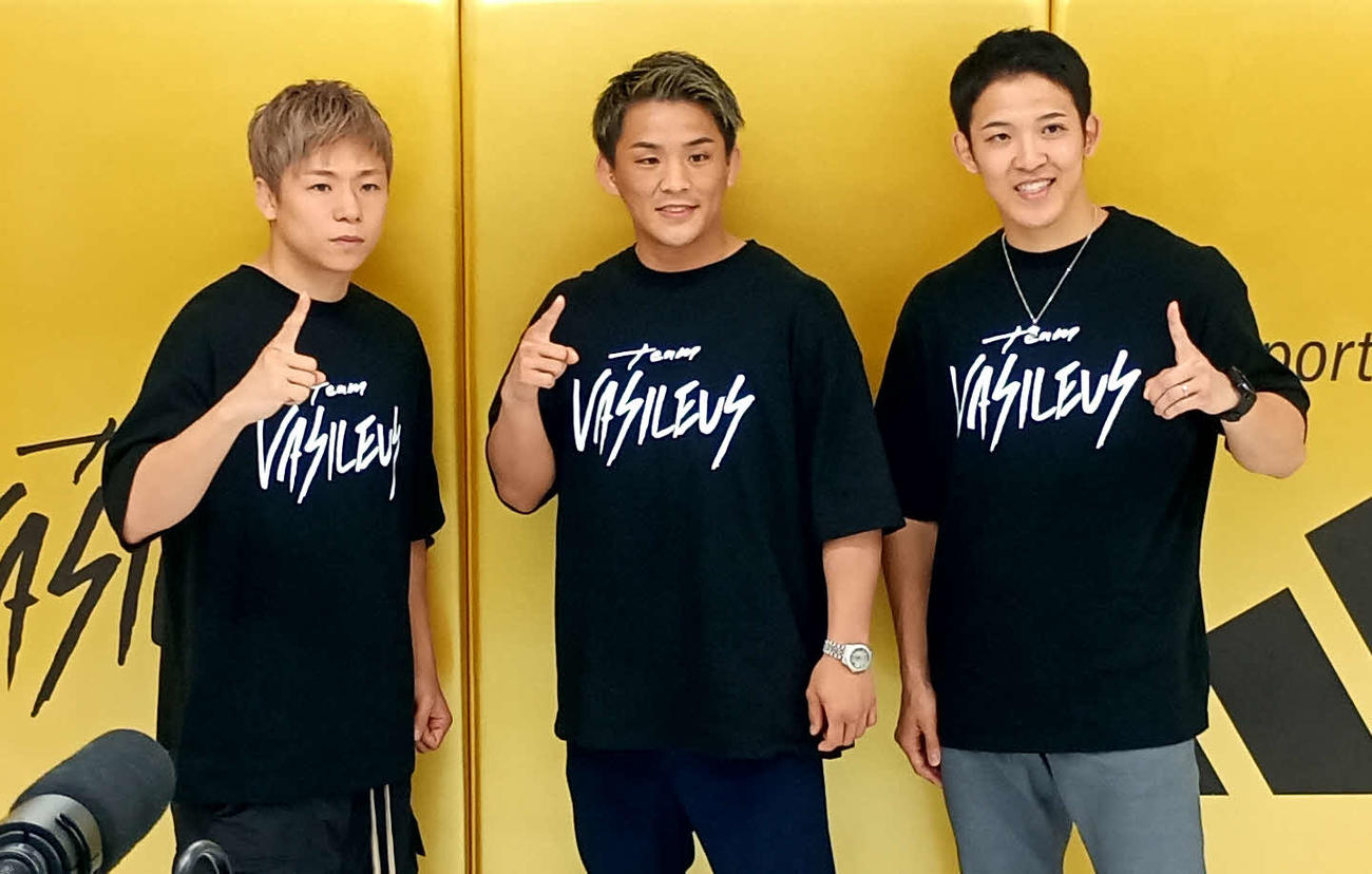 会見に出席した（左から）武尊、与座優貴、野杁正明