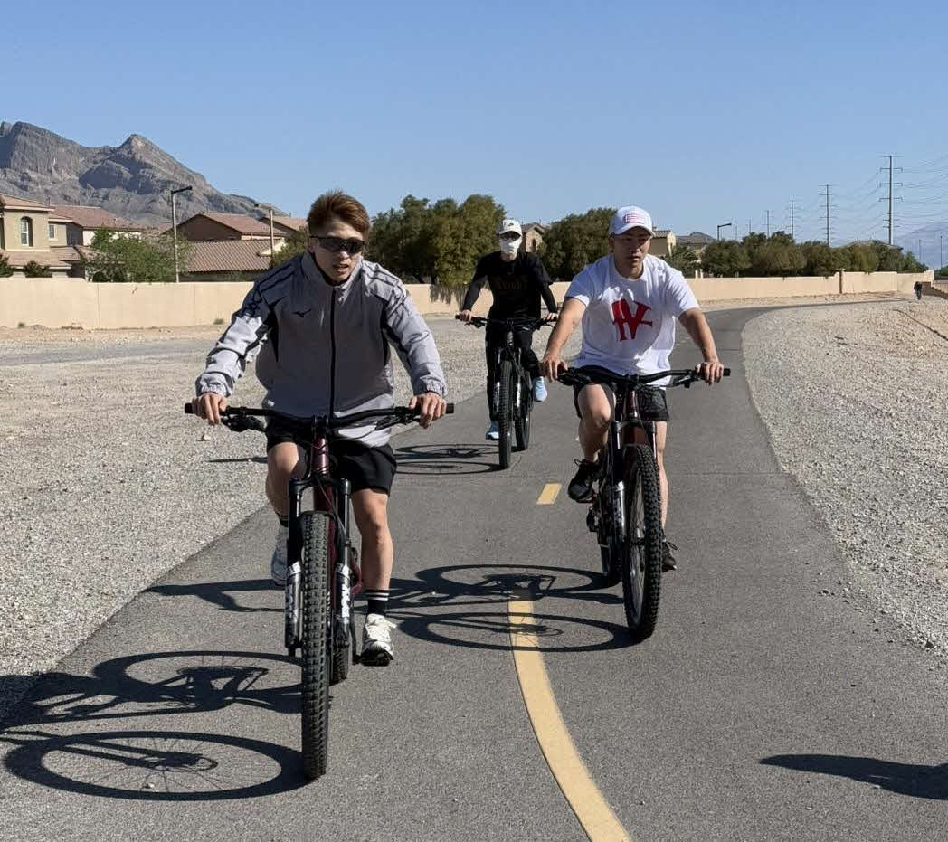 レンタルしたロードバイクに乗ってトレーニングする井上尚弥（左）（大橋ジム提供）