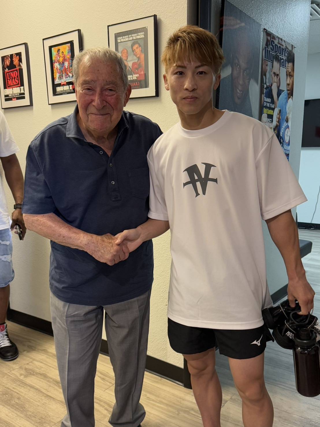 米プロモート大手トップランク社ボブ・アラムCEO（左）と再会する井上尚弥（大橋ジム提供）