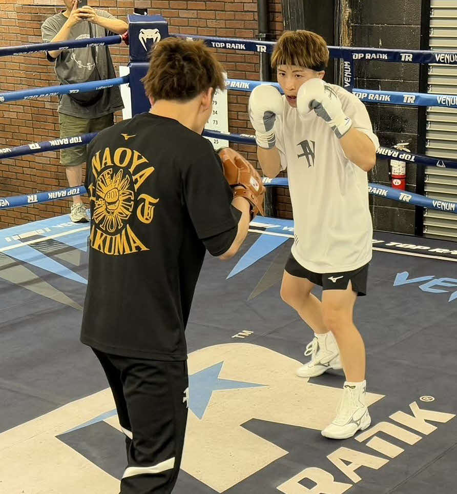 トップランクジムで太田光亮トレーナー（左）とミット打ちする井上尚弥（大橋ジム提供）