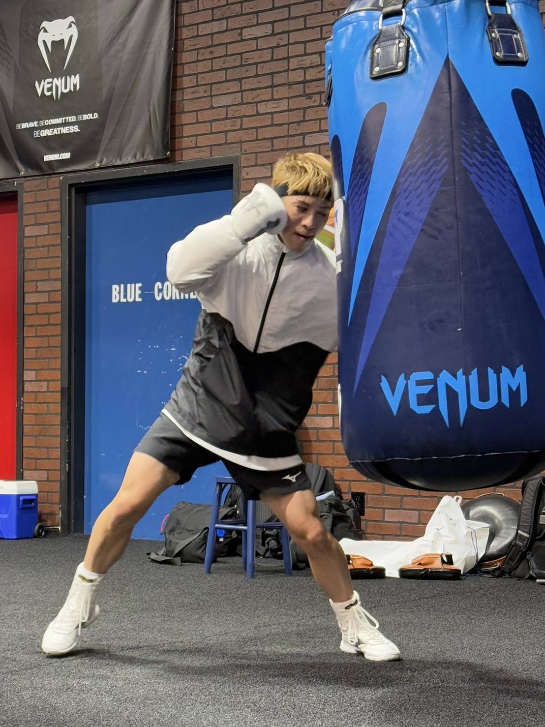 ラスベガスでの最終調整でサンドバッグ打ちする井上尚弥（大橋ジム提供）