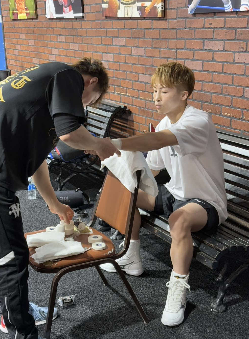 太田光亮トレーナー（左）にバンテージを巻いてもらう井上尚弥（大橋ジム提供）