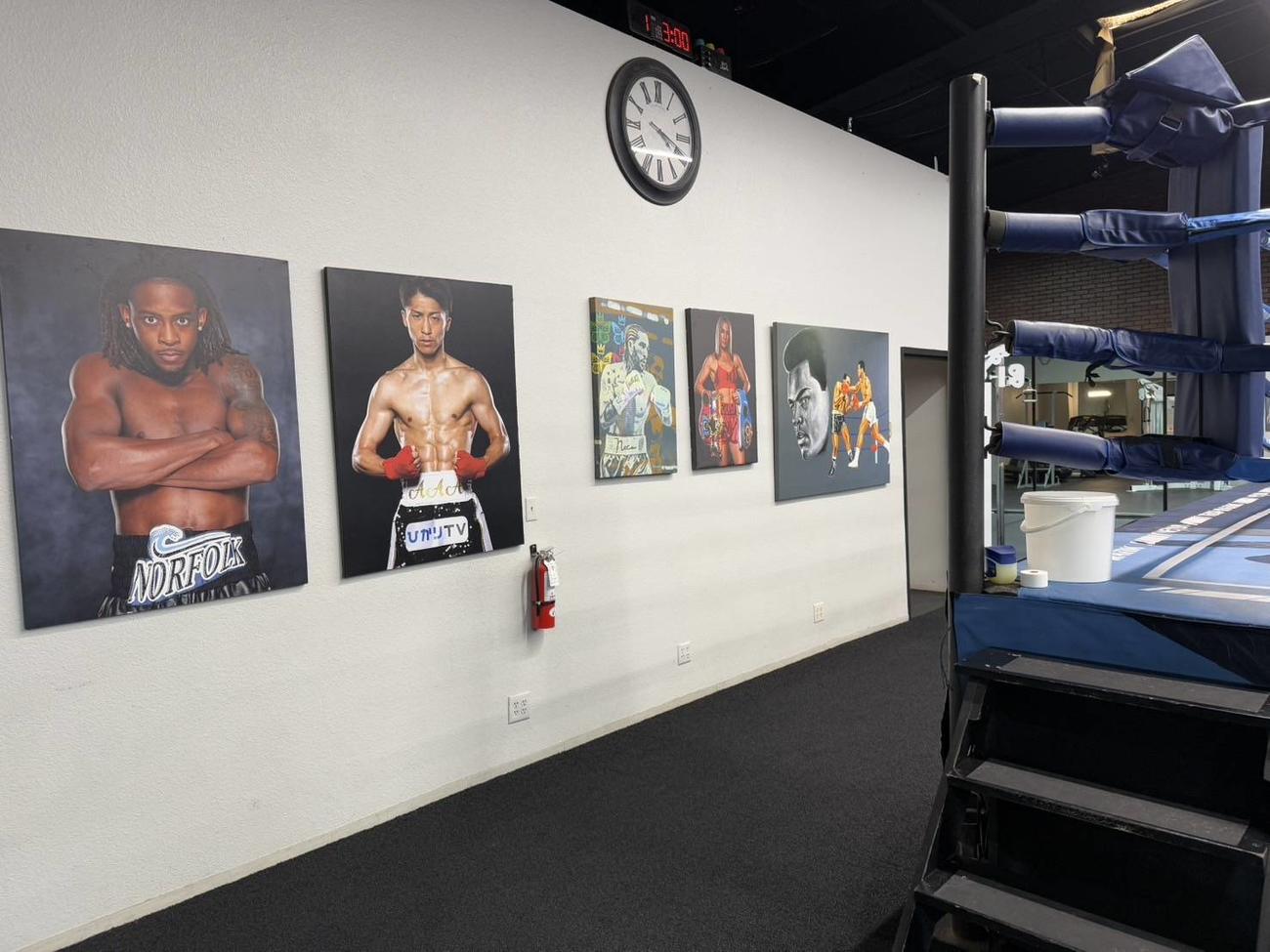 トップランクジムに飾られている井上尚弥の写真（左から2番目）（大橋ジム提供）