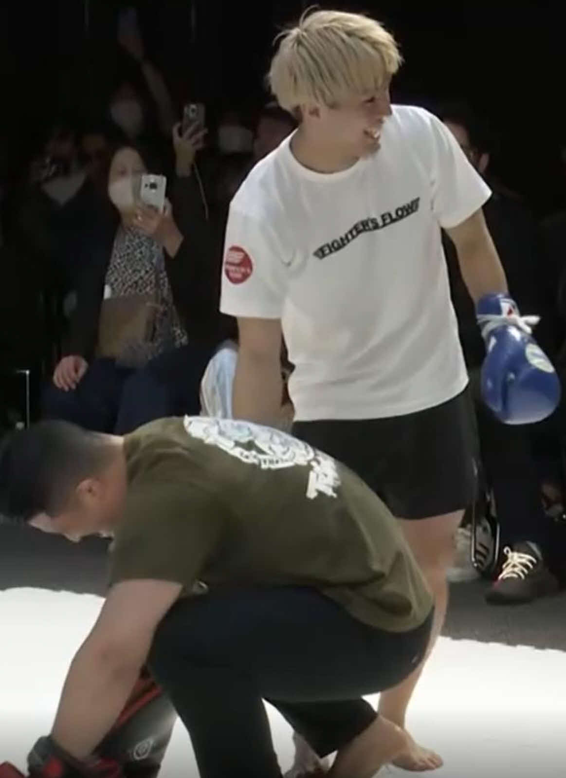 左ハイキックでTRY HARD GYMのHIROYA代表をダウンさせてしまった田丸辰（右）（ABEMA放送から）
