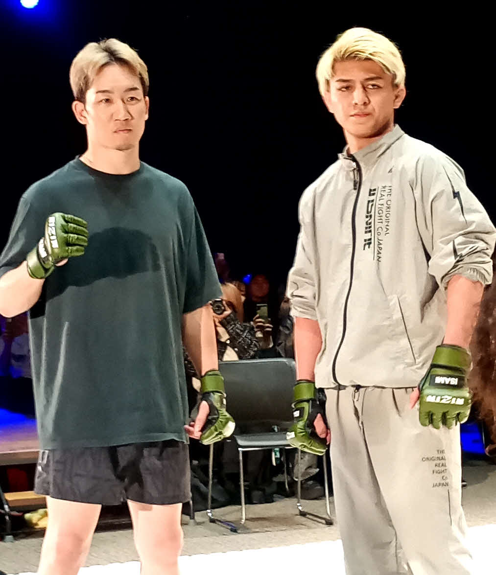 合同公開練習に参加した朝倉未来（左）と鈴木千裕