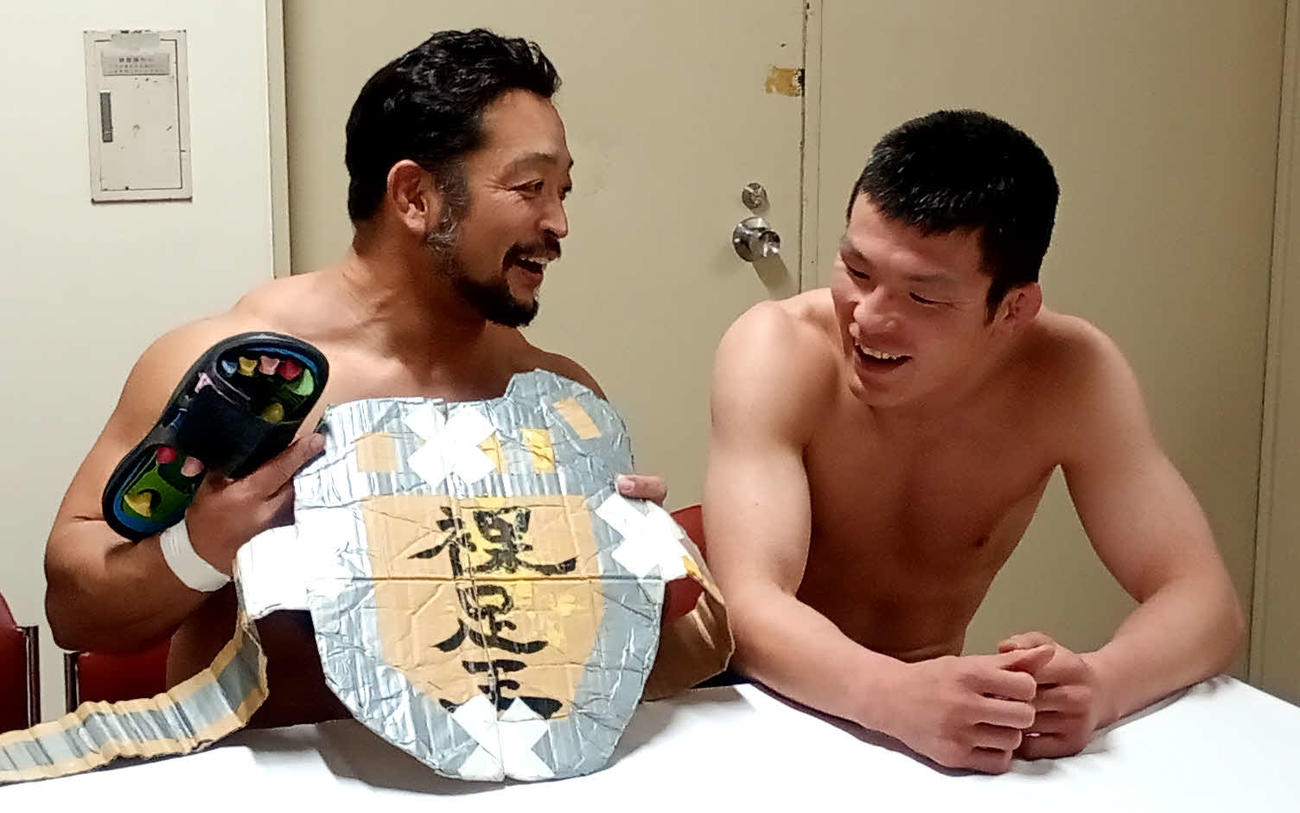 健康サンダルマッチを戦った青木真也（右）は関本大介の裸足王ベルトを見ながら「もう1回」