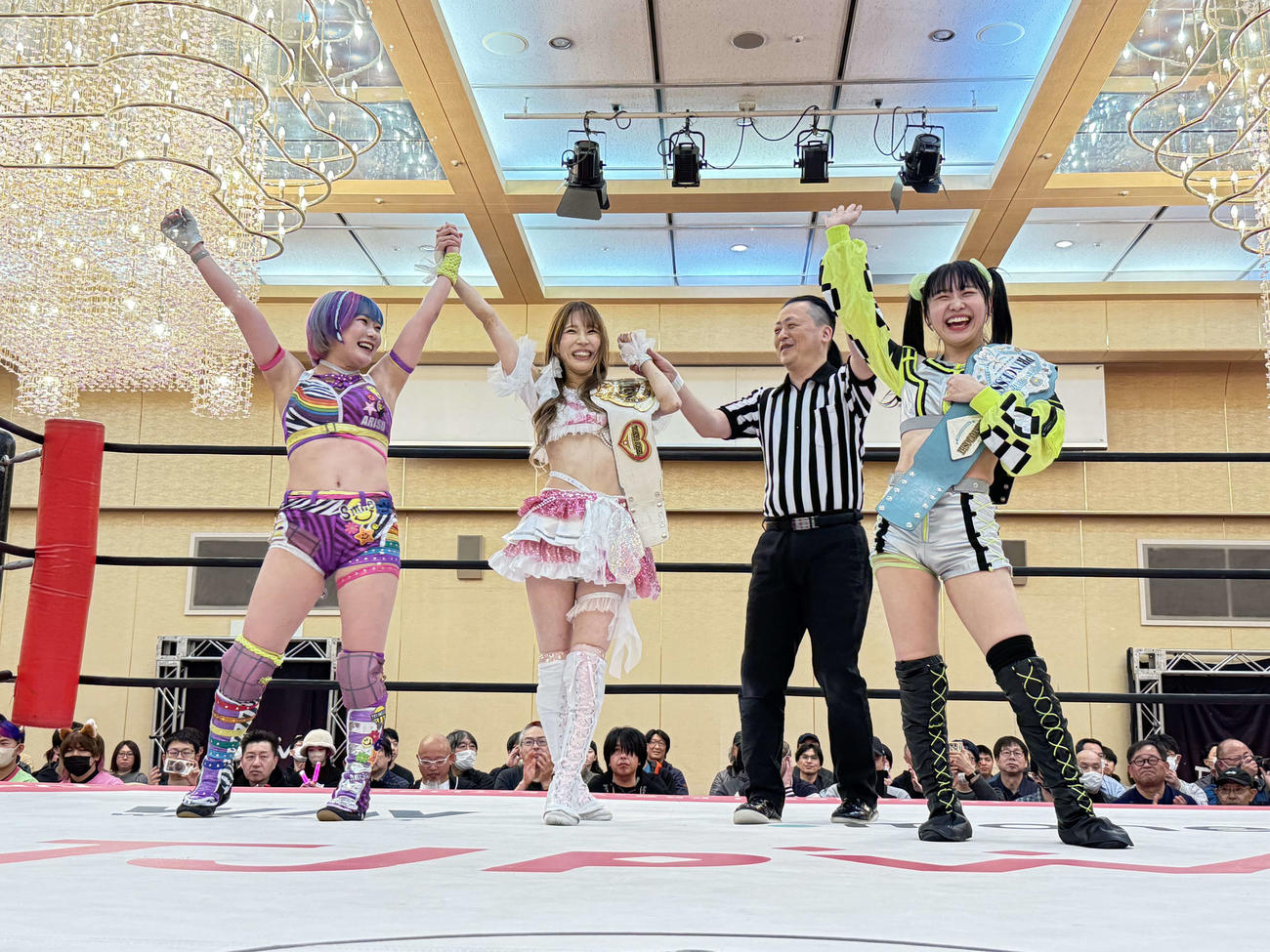 勝ち名乗りを受ける（左から）遠藤有栖、瑞希（1人おいて）鈴芽
