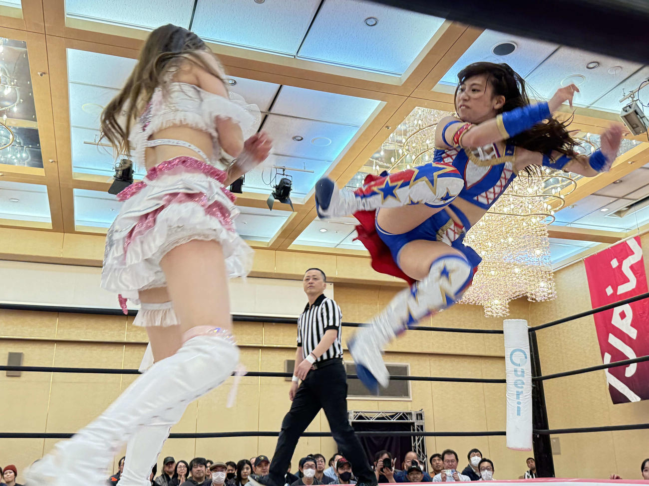 プロレス1本に絞ってから日本初試合となった荒井優希は瑞希にドロップキックを見舞う