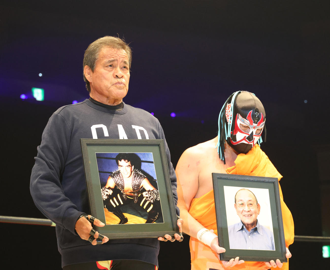 試合前に行われたブラック・テリー氏と新間寿氏の追悼セレモニー（撮影・中島郁夫）