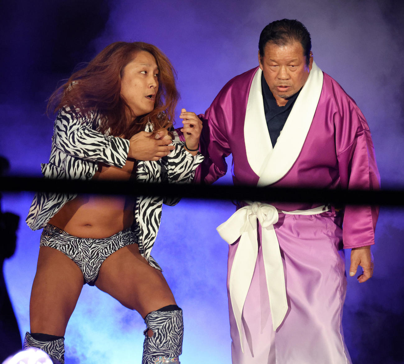 黒潮TOKYOジャパン（左）の入場時間が長過ぎてしびれを切らしリングに引きずり込む藤波（撮影・中島郁夫）