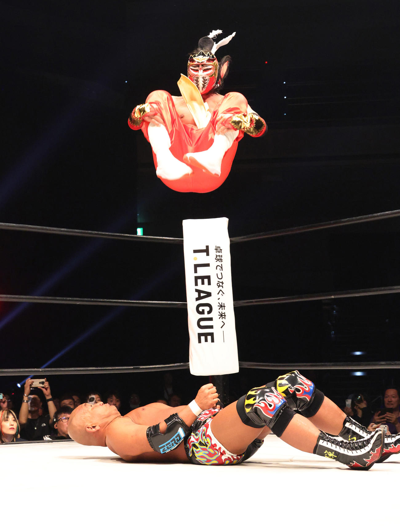 田中（下）にファイヤーバードスプラッシュを浴びせるハヤブサ（撮影・中島郁夫）