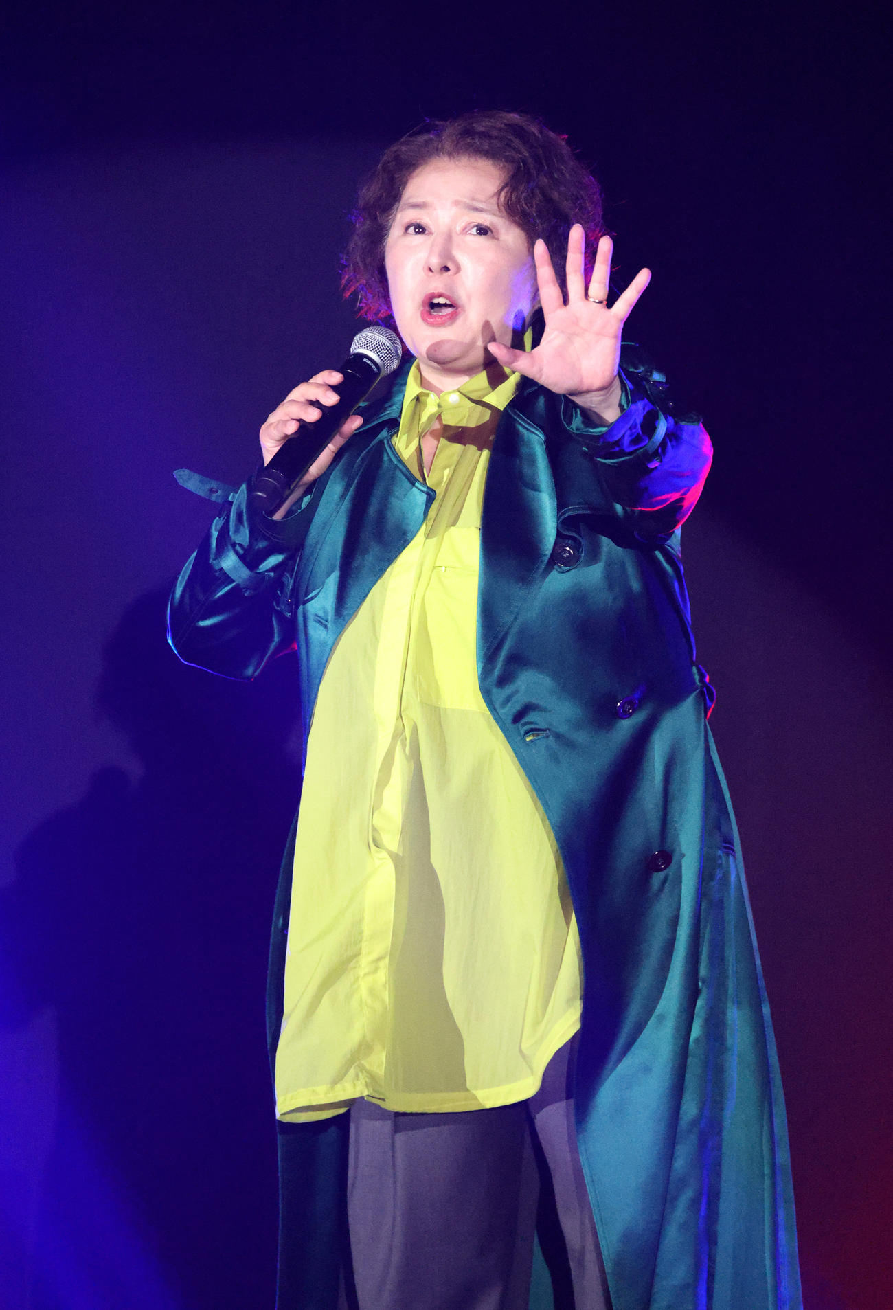 「LUCHA FIESTA ESPECIAL」で「ヒーロー　HOLDING OUT FOR A HIRO」を熱唱する麻倉未稀（撮影・中島郁夫）