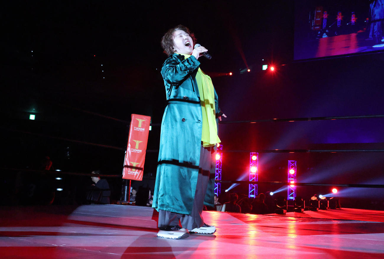 「LUCHA FIESTA ESPECIAL」で「ヒーロー　HOLDING OUT FOR A HIRO」を熱唱する麻倉未稀（撮影・中島郁夫）