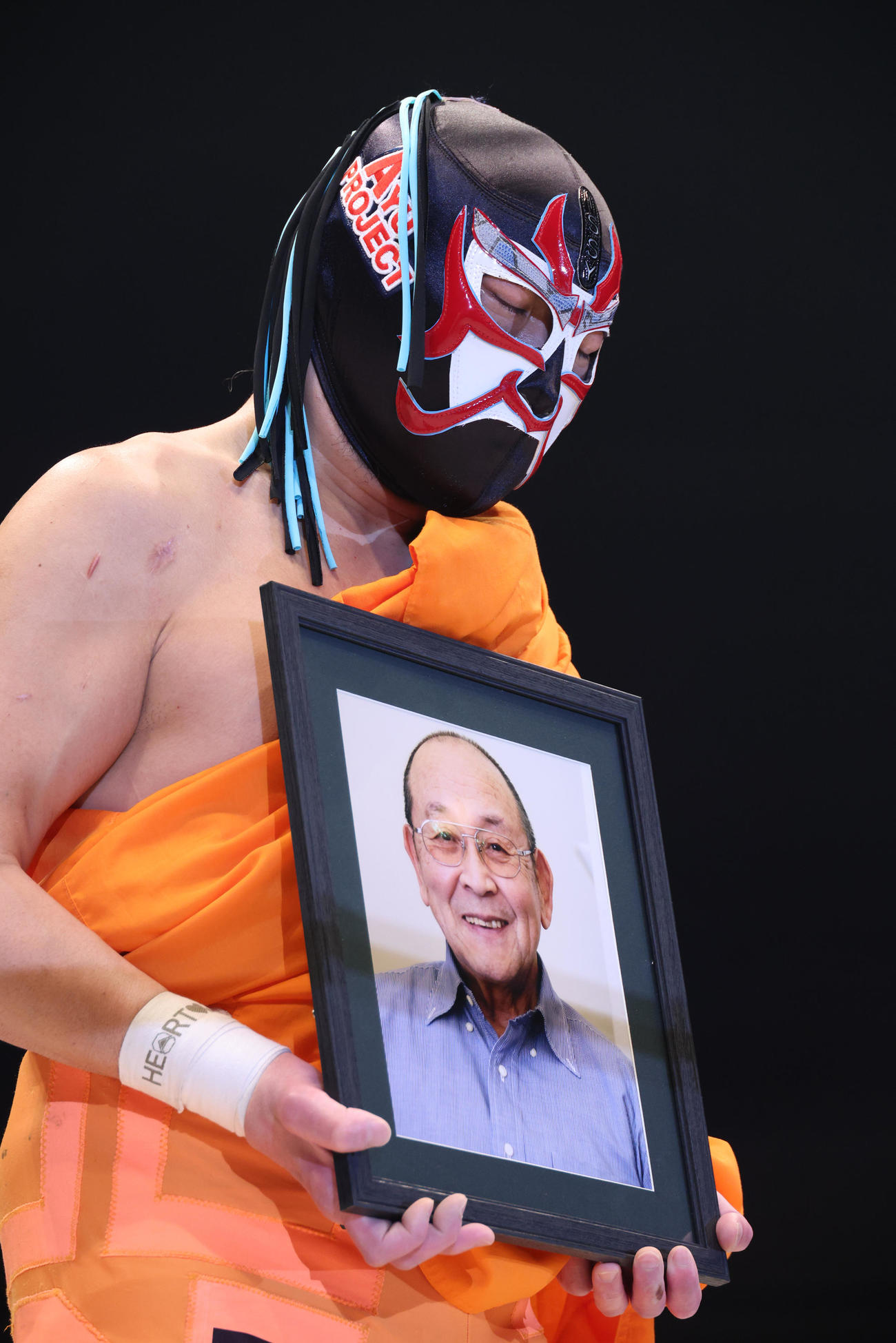ザ・グレート・サシケが新間寿氏の遺影が手に持ち追悼セレモニーが行われた（撮影・中島郁夫）