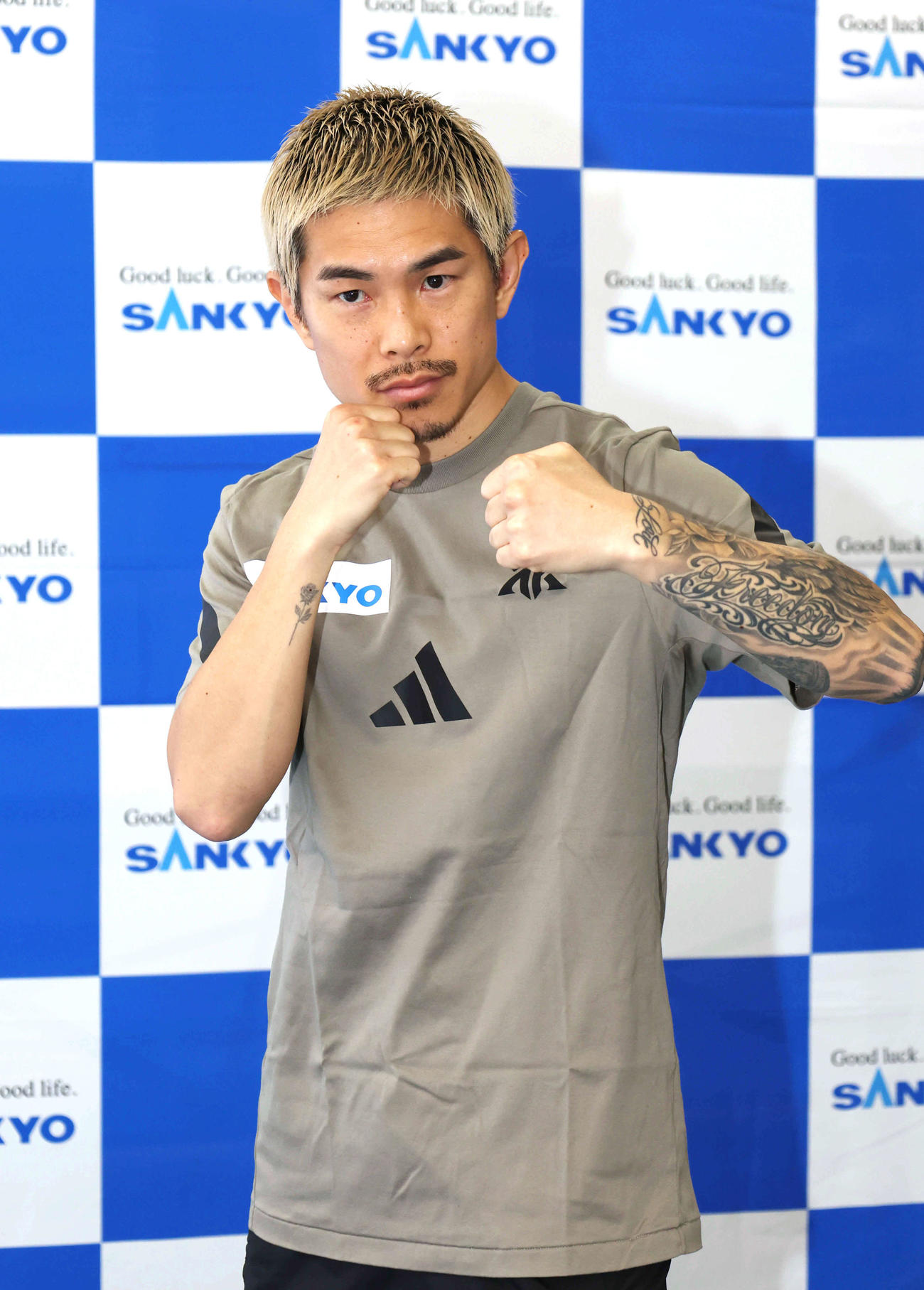フックの構えをする井岡（撮影・増田悦実）