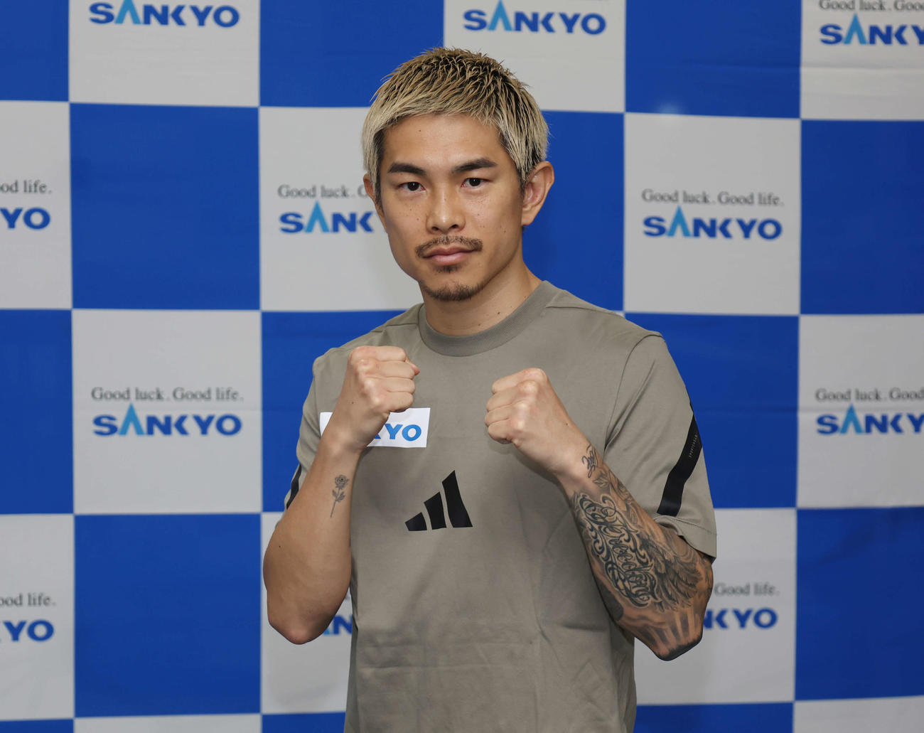 目線を向ける井岡（撮影・増田悦実）
