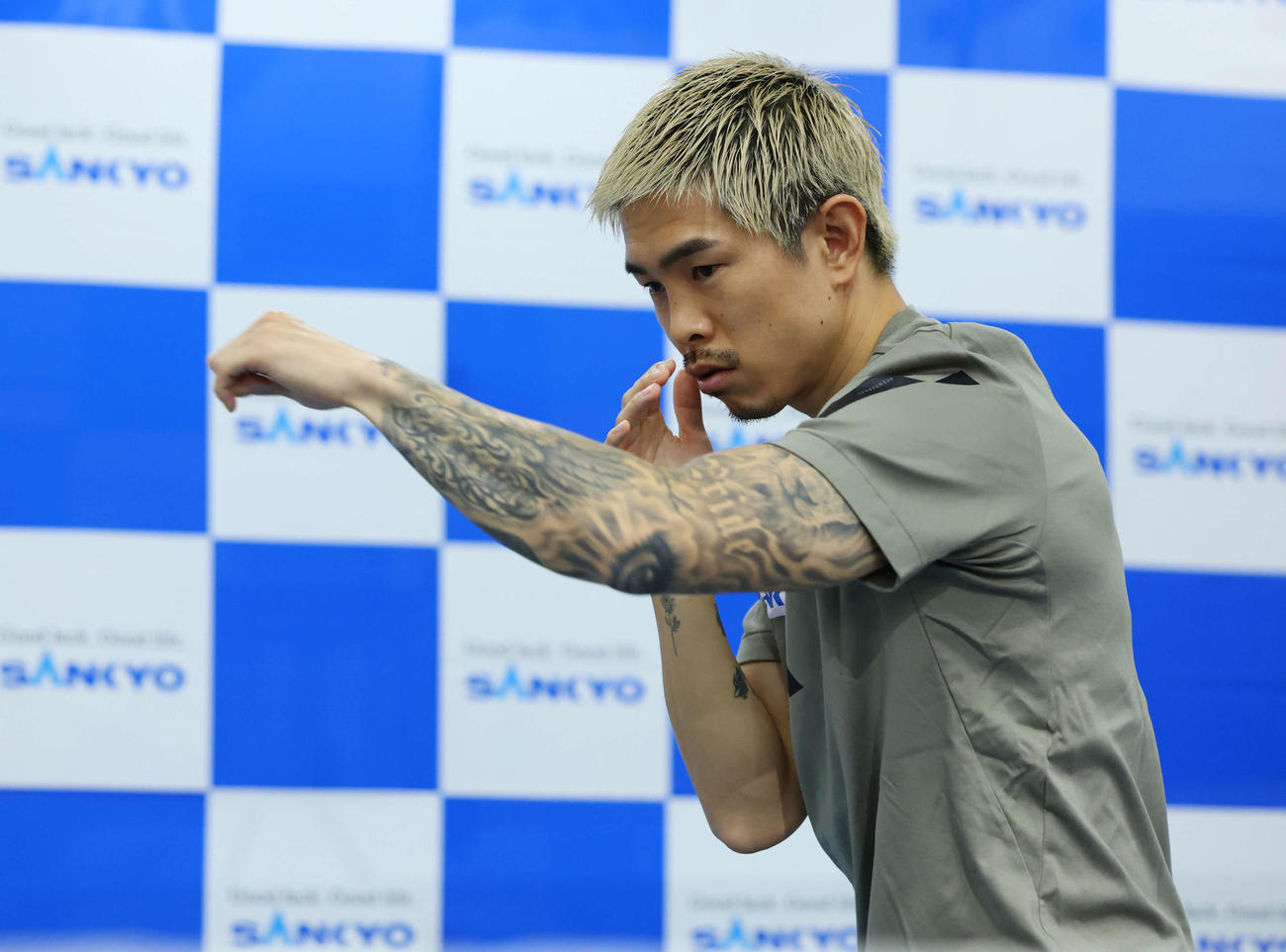 シャドーを行う井岡（撮影・増田悦実）