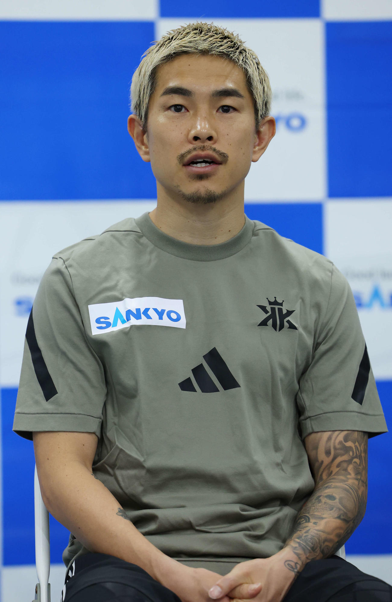 質問に答える井岡一翔（撮影・増田悦実）