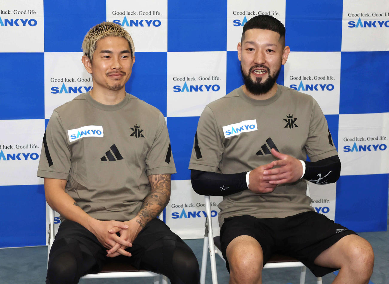 にこやかな表情を見せる井岡（左）と佐々木会長（撮影・増田悦実）