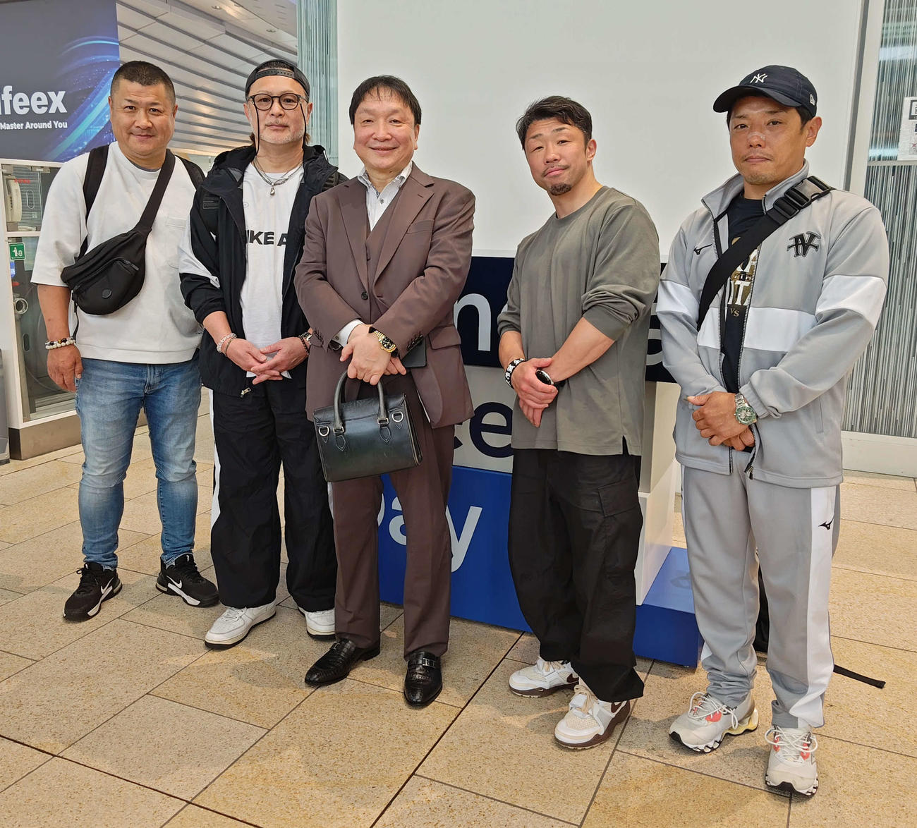 渡米した大橋ジム大橋秀行会長（左から3番目）とトレーナ陣（左端から佐久間史朗氏、松本好二氏、1人おいて、八重樫東氏、北野良氏）