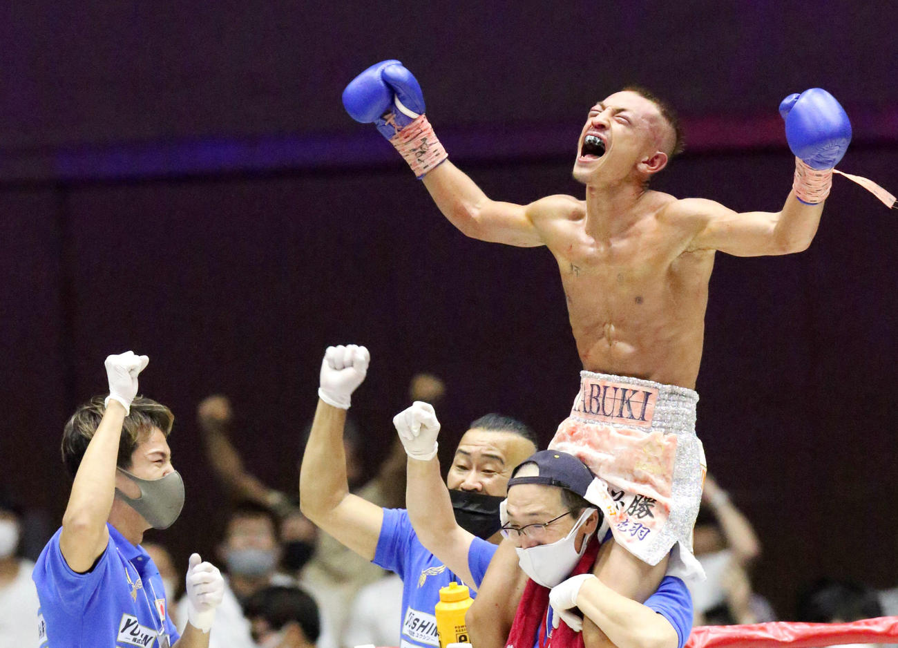 WBC世界ライトフライ級戦　寺地拳四朗対矢吹正道　10回、矢吹正道は寺地拳四朗にTKO勝ちし、歓喜する（2021年9月22日撮影）