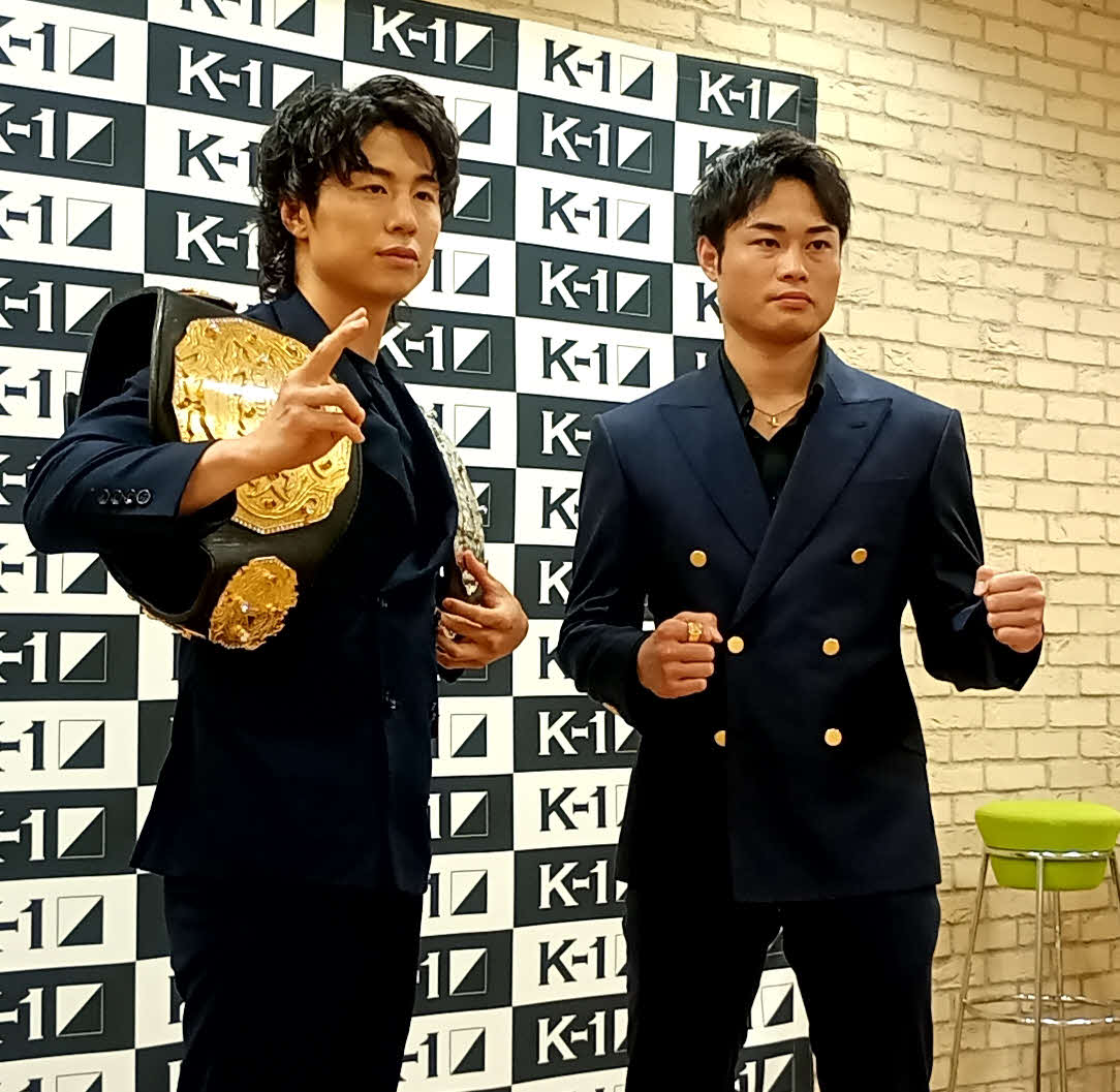 対戦が決まった金子晃大（左）と池田幸司