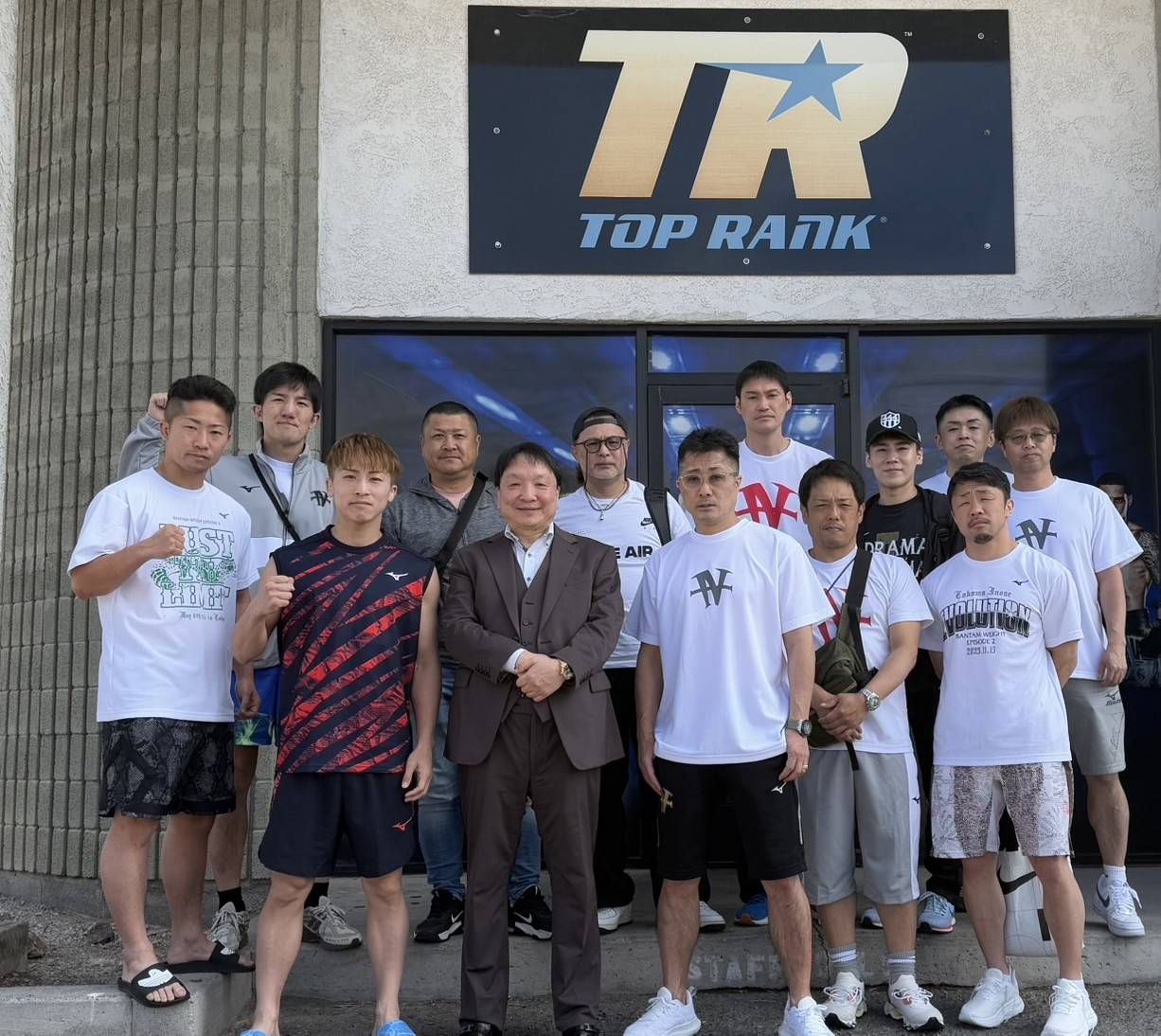 大橋秀行会長（左から3番目）らも合流し、試合に向けてスタッフ全員が集結して気合十分の井上尚弥（同2番目）（大橋ジム提供）