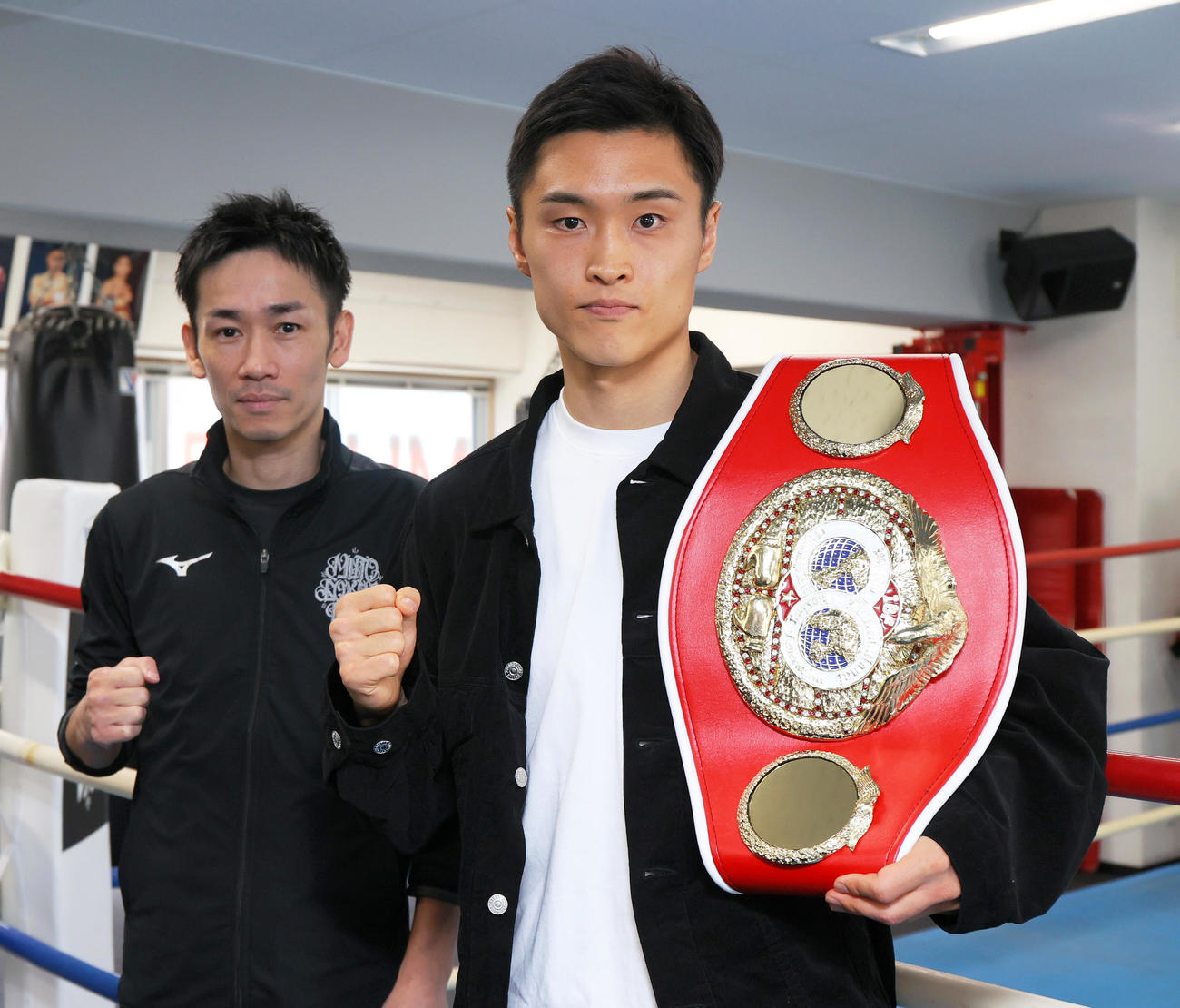 中谷戦に意気込む西田（右）と武市トレーナー（撮影・上山淳一）