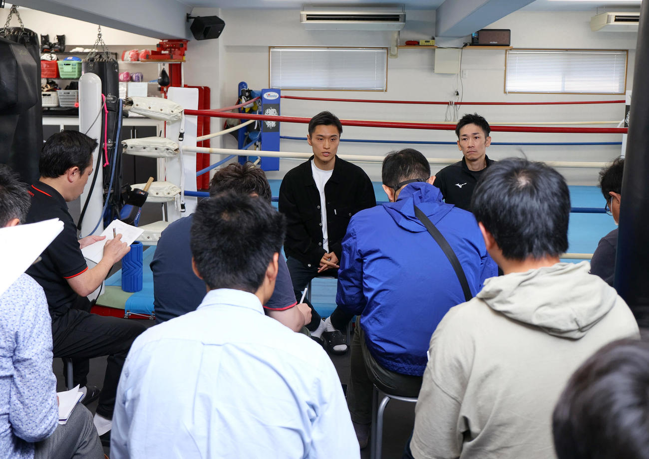 中谷戦に向けて会見する西田（中央）。右は武市トレーナー（撮影・上山淳一）
