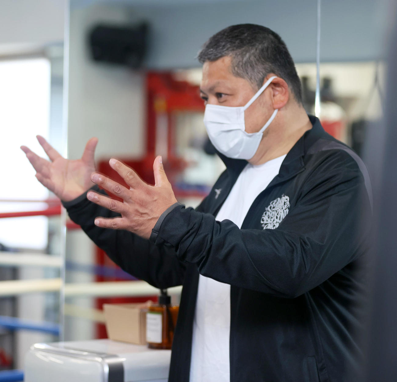 枝川会長は「中谷戦の西田のリング名はブラックホールや！」と報道陣に語る（撮影・上山淳一）