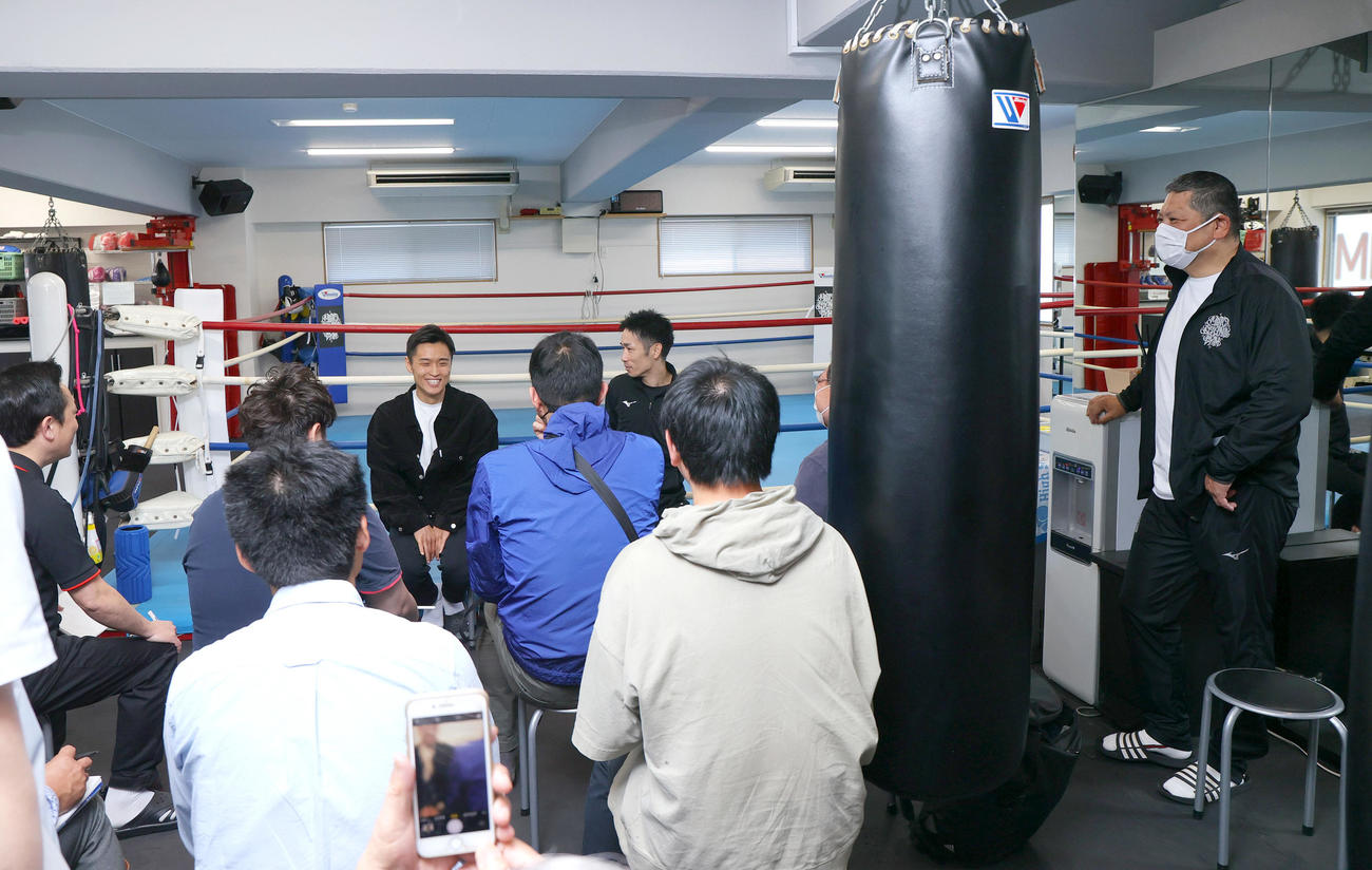 枝川会長（右）は「中谷戦の西田のリング名はブラックホールや！」と報道陣に語る（撮影・上山淳一）