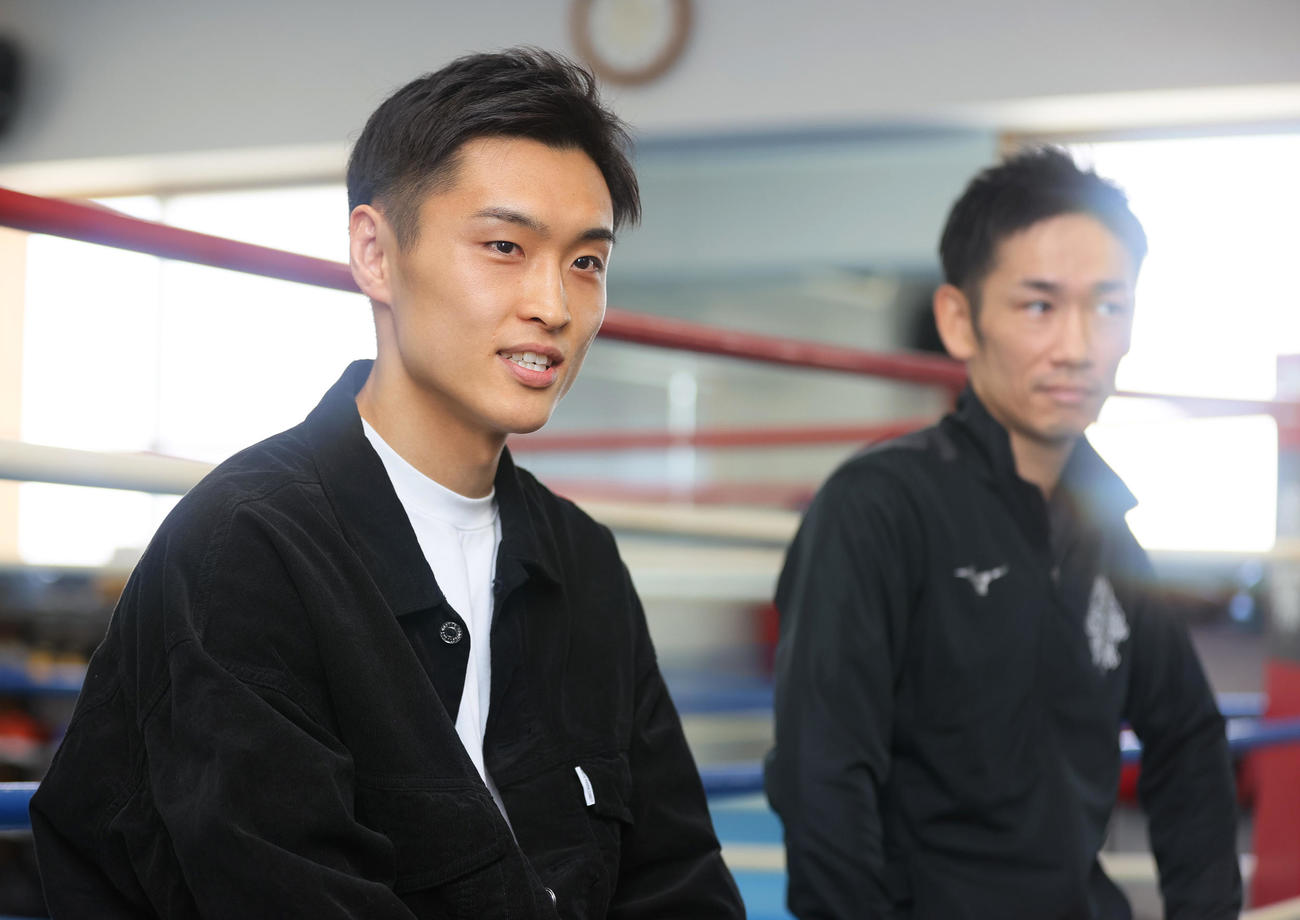 中谷戦に向けて会見する西田。右は武市トレーナー（撮影・上山淳一）