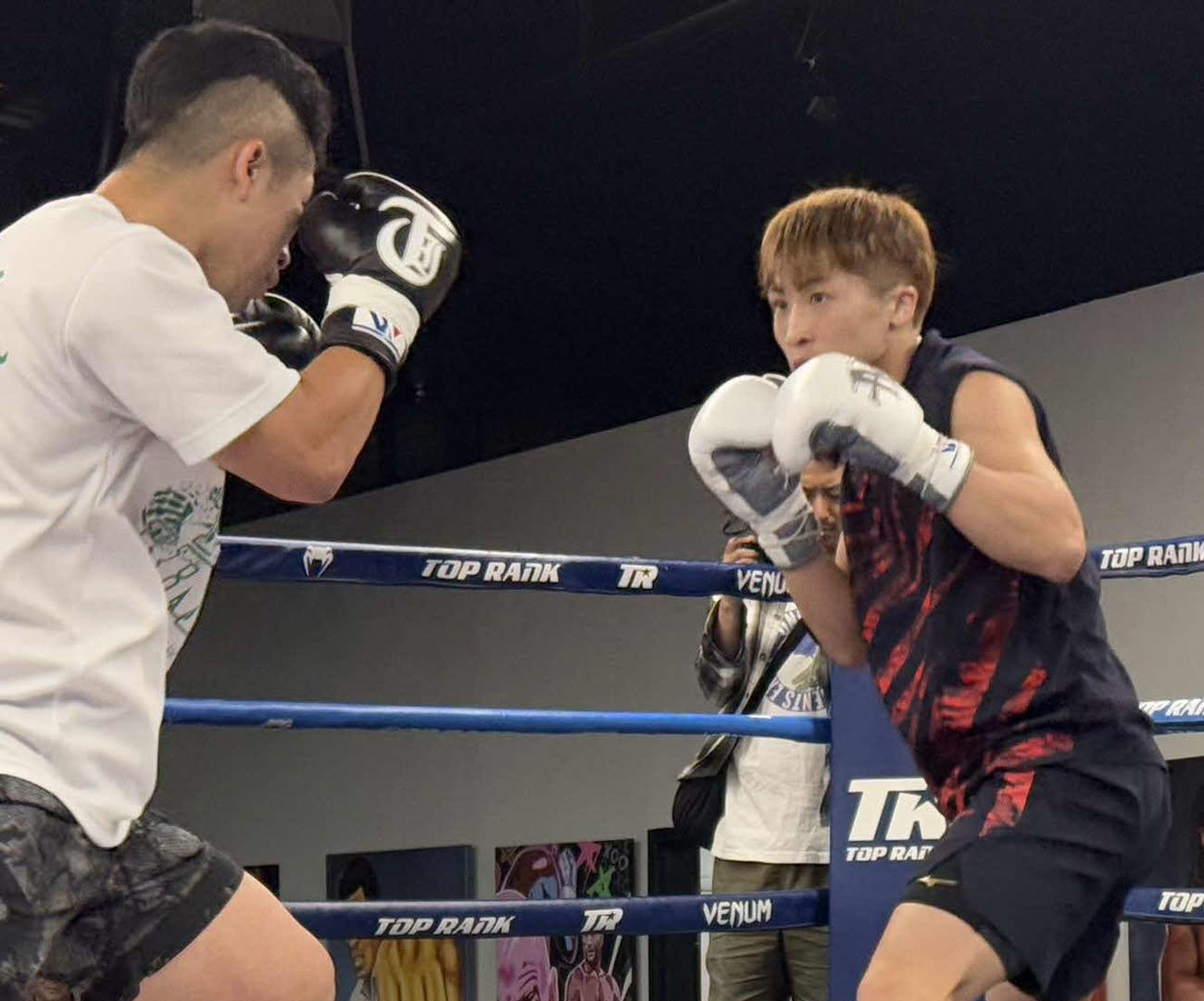 弟拓真（左）と軽めのスパーリングで実戦感覚を養う井上尚弥（大橋ジム提供）