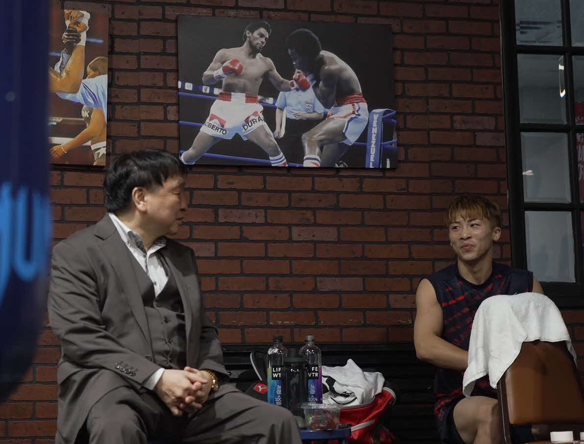 大橋秀行会長（左）と会話する井上尚（大橋ジム提供）