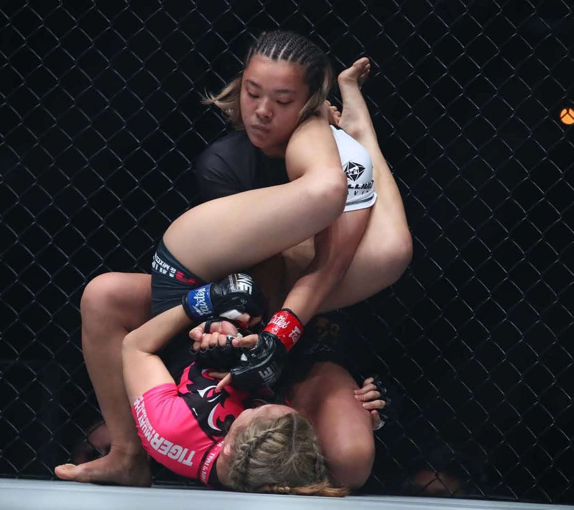 総合格闘技ONEチャンピオンシップ100大会　石毛里佳（下）と激しい攻防を繰り広げる平田樹（2019年10月13日撮影）