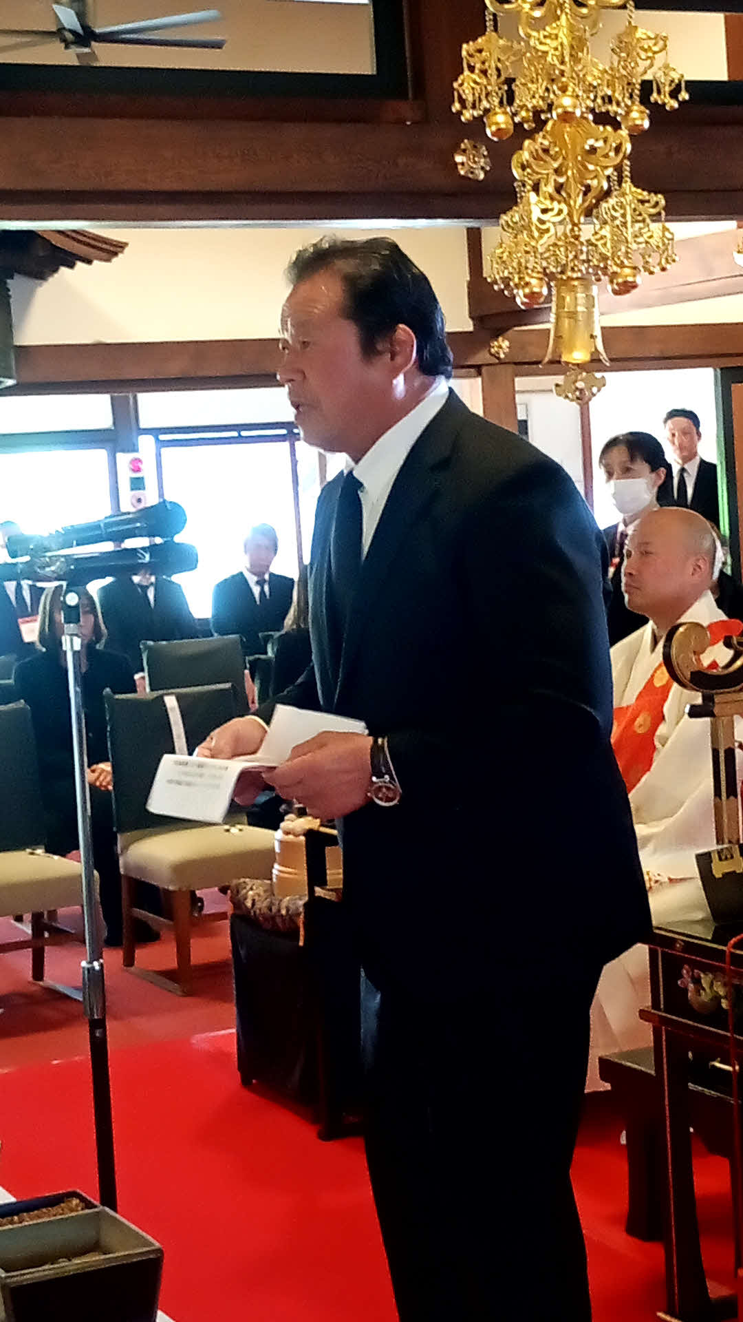 新間寿さんの葬儀で弔辞を読み上げる藤波辰爾