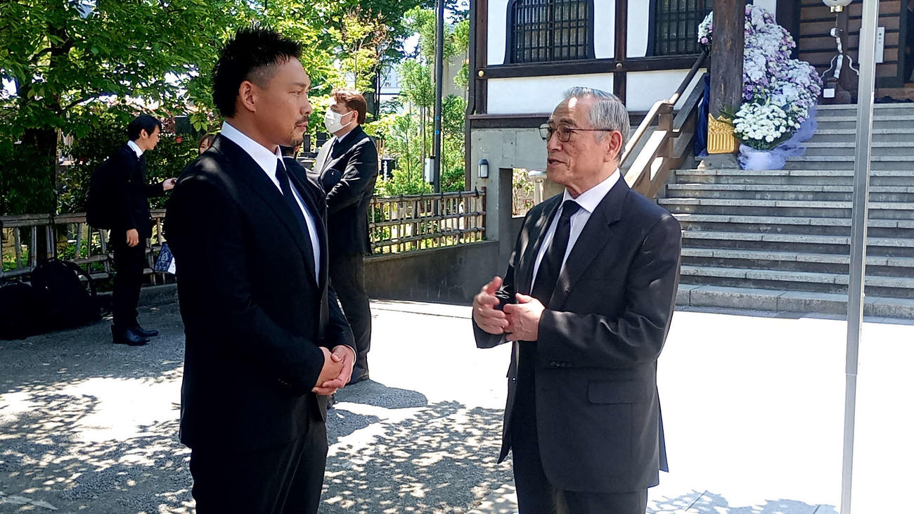 新間寿さんの葬儀で電撃会談した中嶋勝彦（左）とIGF猪木啓介社長