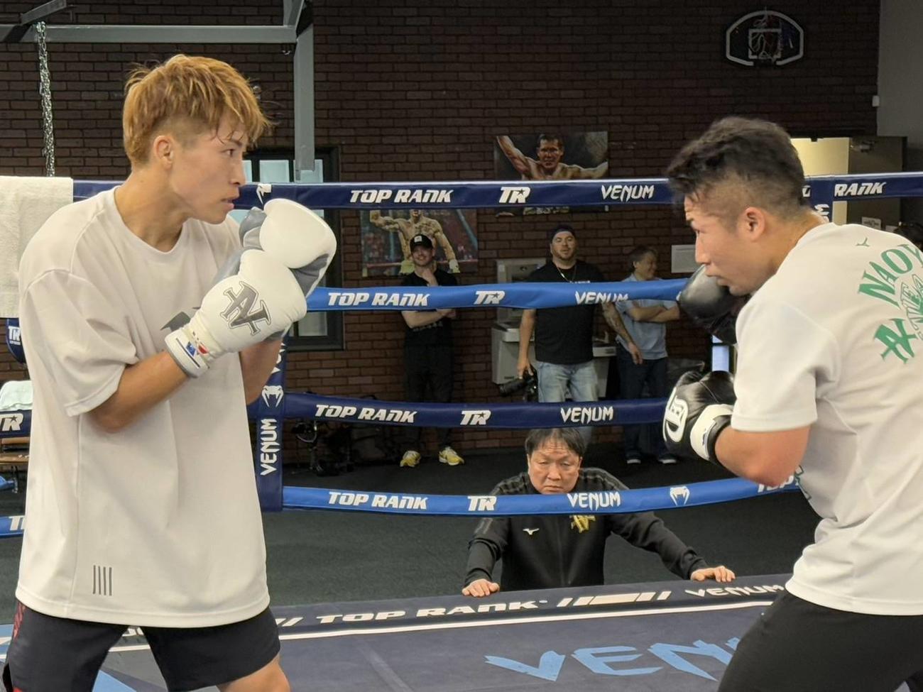 大橋秀行会長（中央下）が見守る中、弟拓真（右端）と軽めのスパーリングを行った井上尚弥（大橋ジム提供）