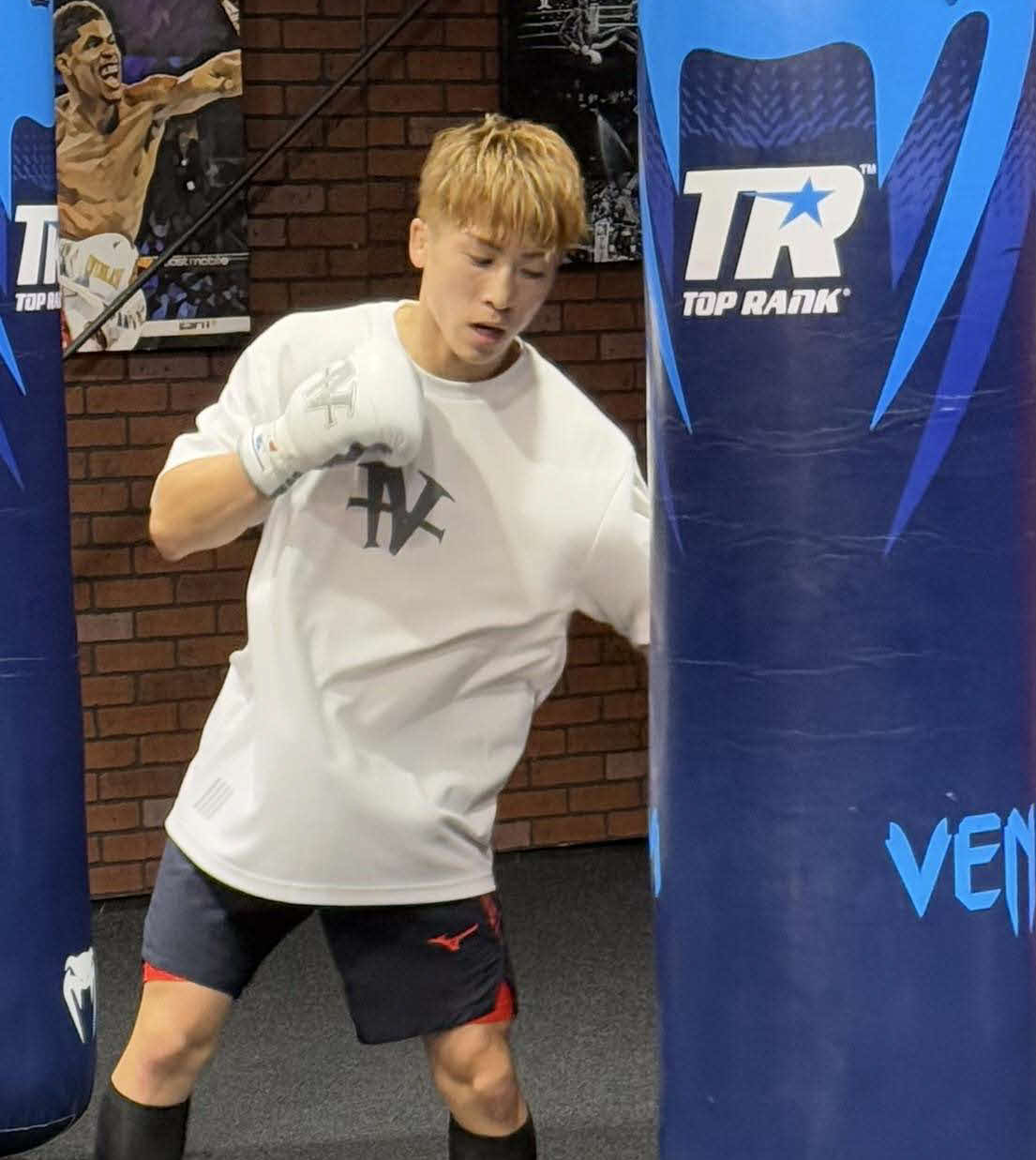 トップランクジムで最終調整し、サンドバッグ打ちする井上尚弥（大橋ジム提供）