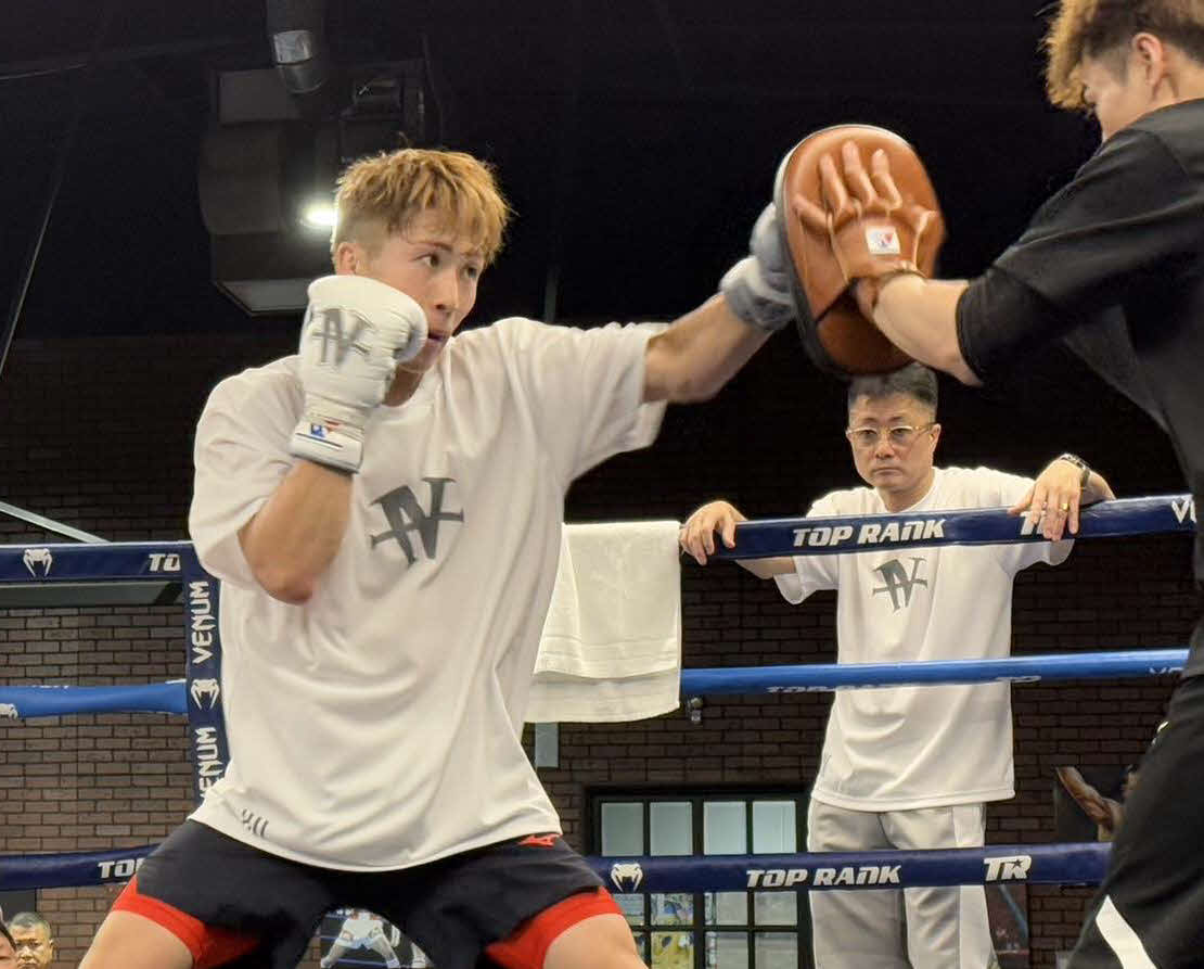 父真吾トレーナー（中央）がチェックする中、太田光亮トレーナー（右端）とミット打ちする井上尚弥（大橋ジム提供）