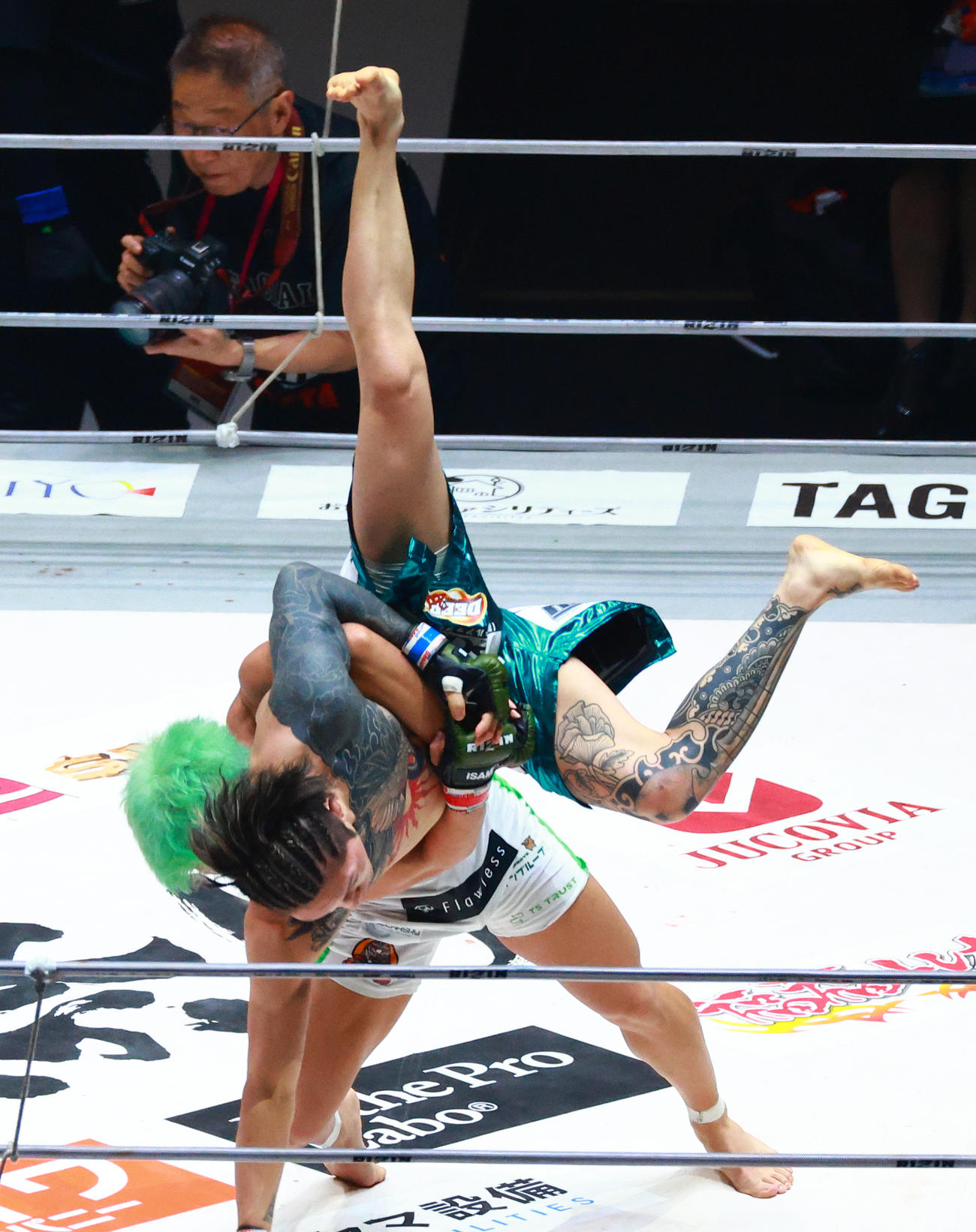 伊藤（右）にスープレックスを浴びせる神龍（撮影・中島郁夫）