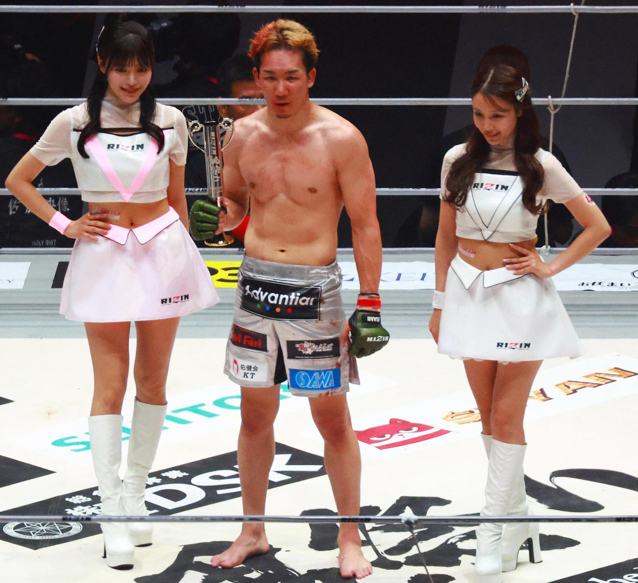 鈴木に勝利しトロフィーを手にする朝倉（中央）（撮影・中島郁夫）