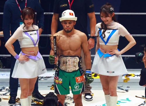 新王者に輝きベルトを巻くラジャブアリ・シェイドゥラエフ（撮影・中島郁夫）