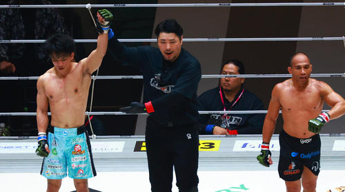 ドッドソン（右）に判定勝ちした征矢（撮影・中島郁夫）